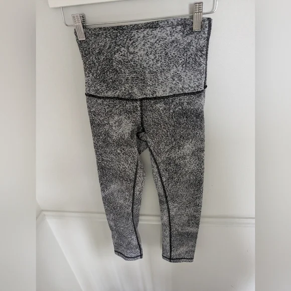 Lululemon Wunder Under Crop (Hi-Rise)Luon Spray Jacquard White Black Sz 4 - Picture 3 of 7